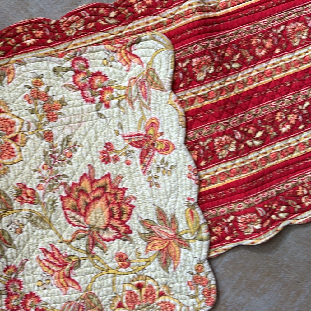 Quilted reversible table runner